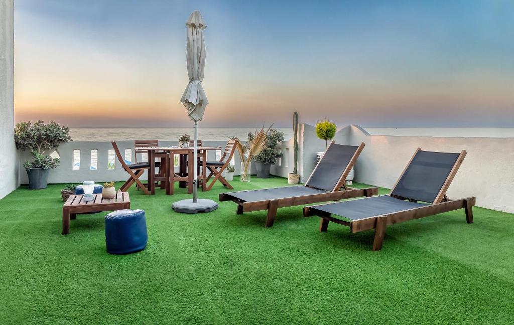 罗希姆诺Star Apartments的庭院配有桌椅和草地。