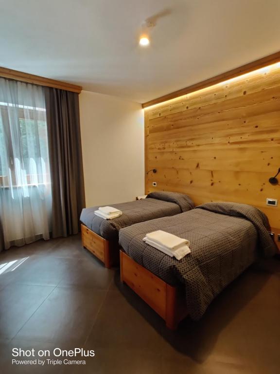 萨奥兹-杜尔克斯Chalet allemand的木墙客房的两张床