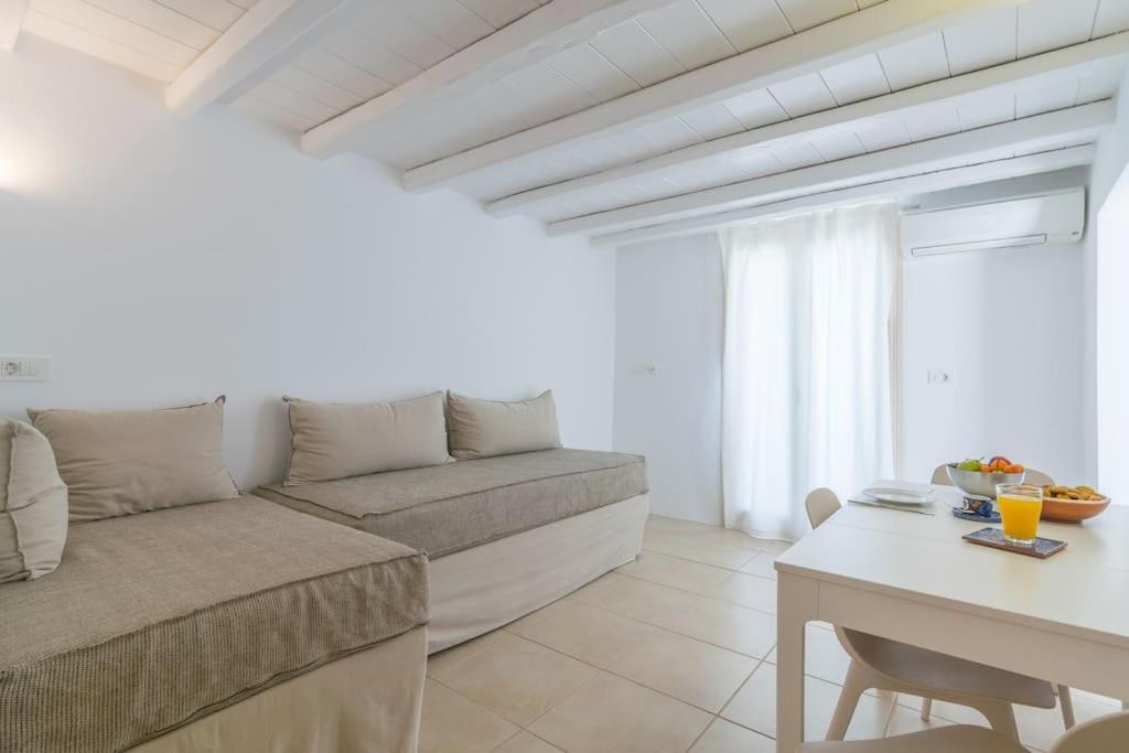 阿达玛斯Gazia Guesthouse Milos的客厅配有沙发和桌子