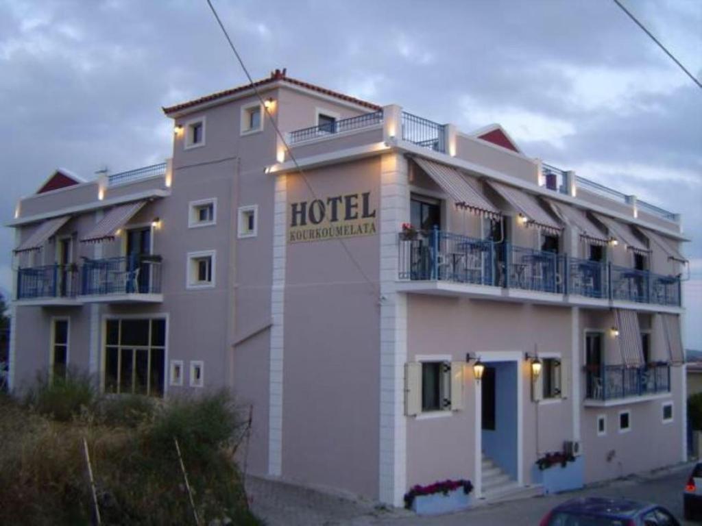 阿尔戈斯托利翁Hotel Kourkoumelata的建筑的一侧有酒店标志