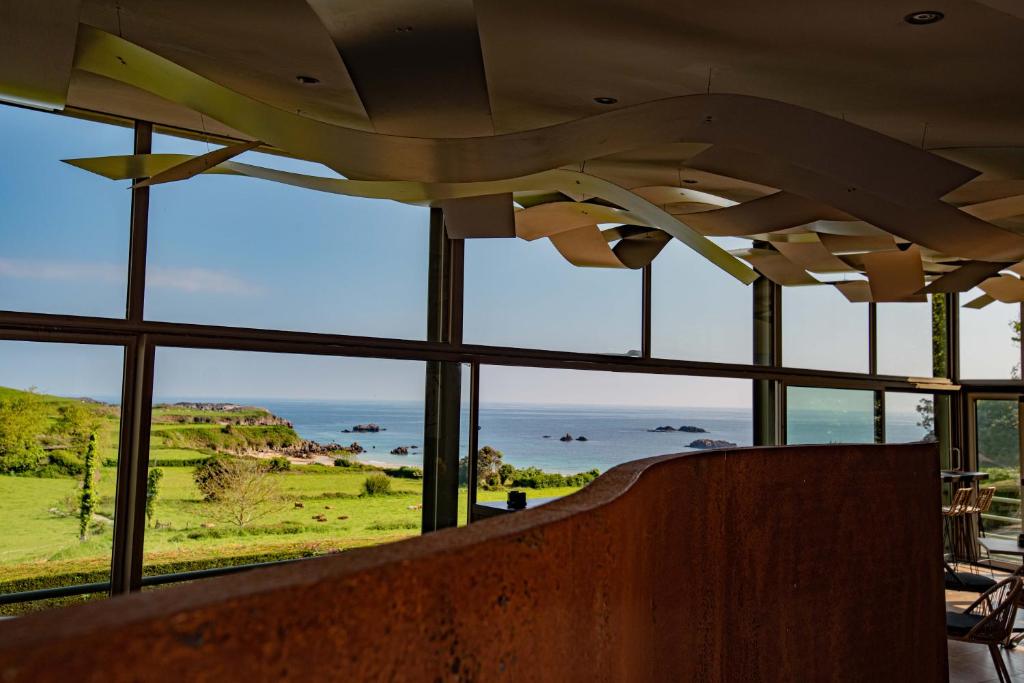 涅姆布罗波蒂利亚酒店的带窗户的海景客房