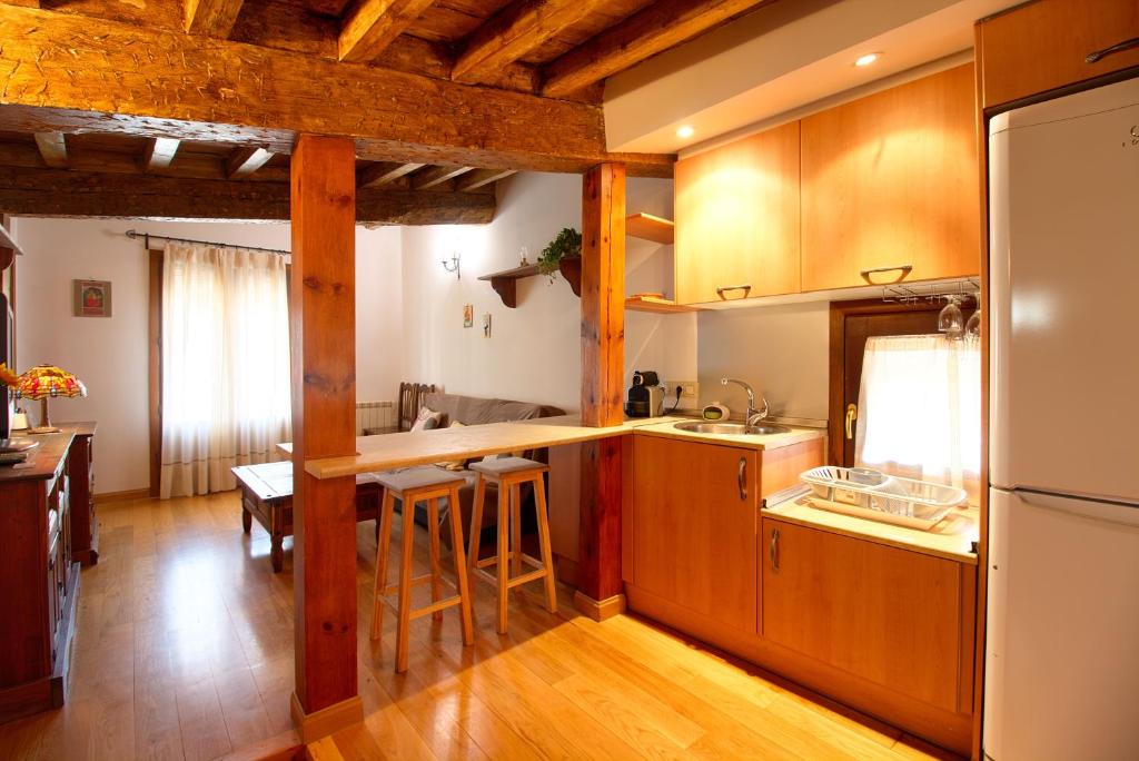昆卡Apartamento El Salvador的厨房配有木制橱柜和台面