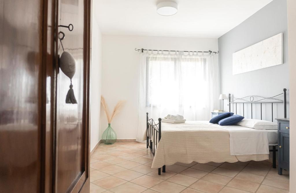 罗西尼亚诺马里蒂莫Agriturismo Podere La Maestà的一间卧室配有一张带蓝色枕头的床。