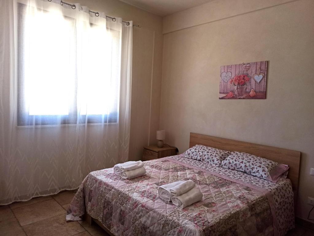 罗戈·格兰德La Campagnola的一间卧室配有一张床,上面有两条毛巾