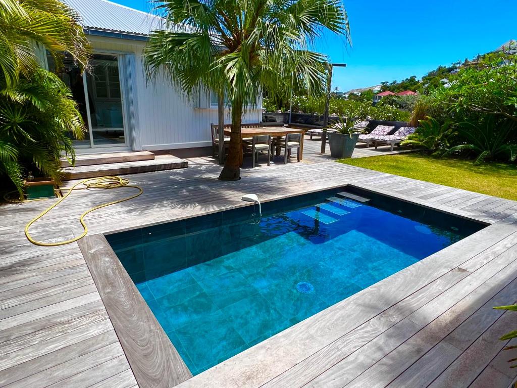 Saint BarthelemyNice 2 bed-rooms villa at Saint Barth的后院的游泳池,设有木甲板