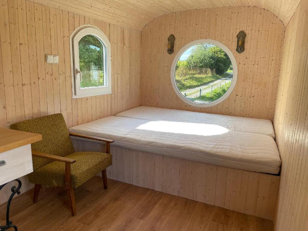 Stříbrná SkaliceGlamping MARINGOTKA - malebný ladův kraj的小房间设有床和窗户