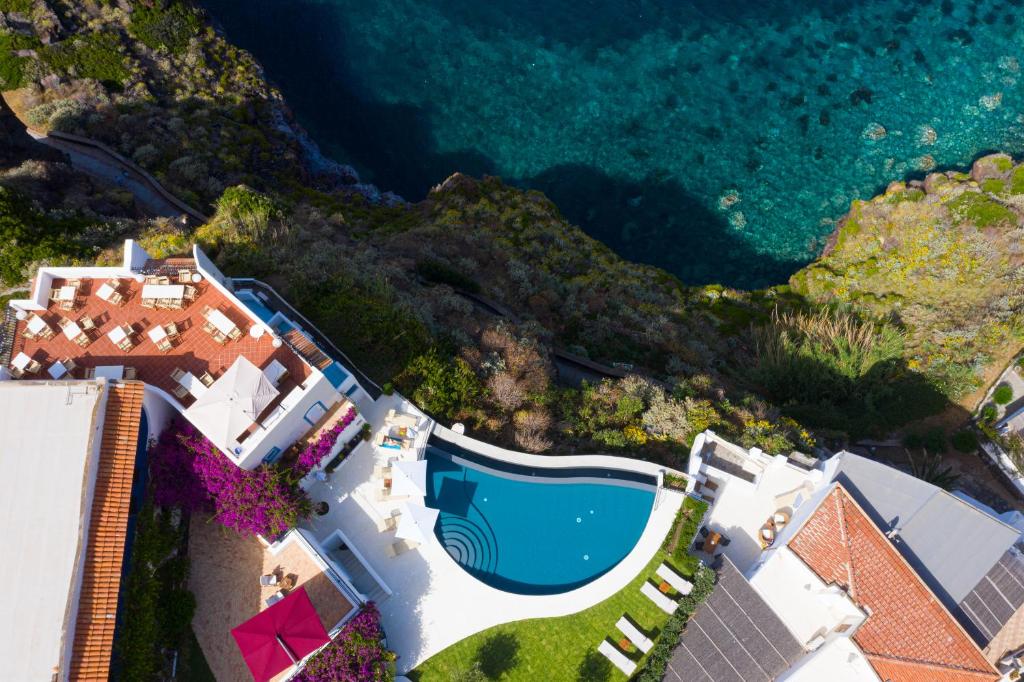 马尔法蓬斯卡利欧酒店的享有带游泳池的别墅的空中景致