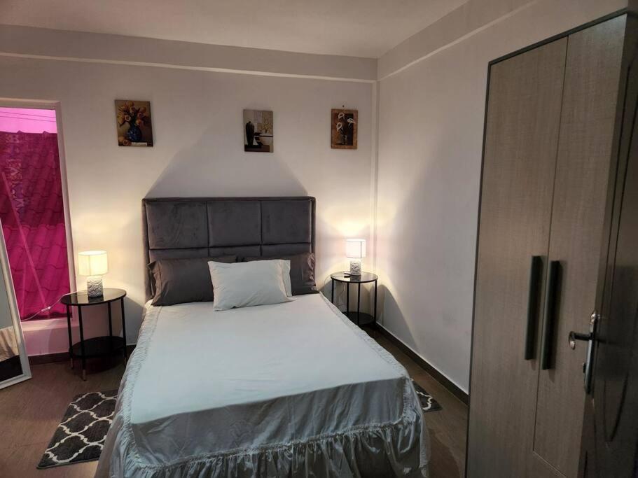 罗安达28A, Apt#13 Lumir Apartamentos. Encantador Parque Incl.的一间卧室配有一张大床和两盏灯。