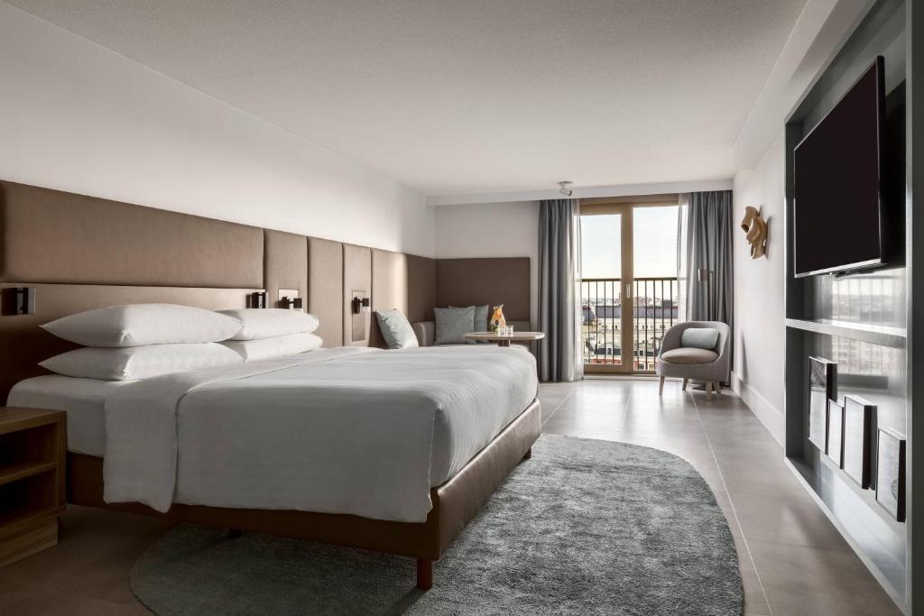 阿姆斯特丹阿姆斯特丹万豪酒店的一间卧室配有一张大床和电视