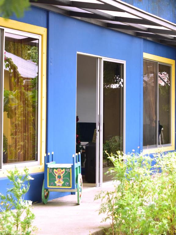 利比里亚Guesthouse Congo Tempisque的前面有一辆玩具车的蓝色房子