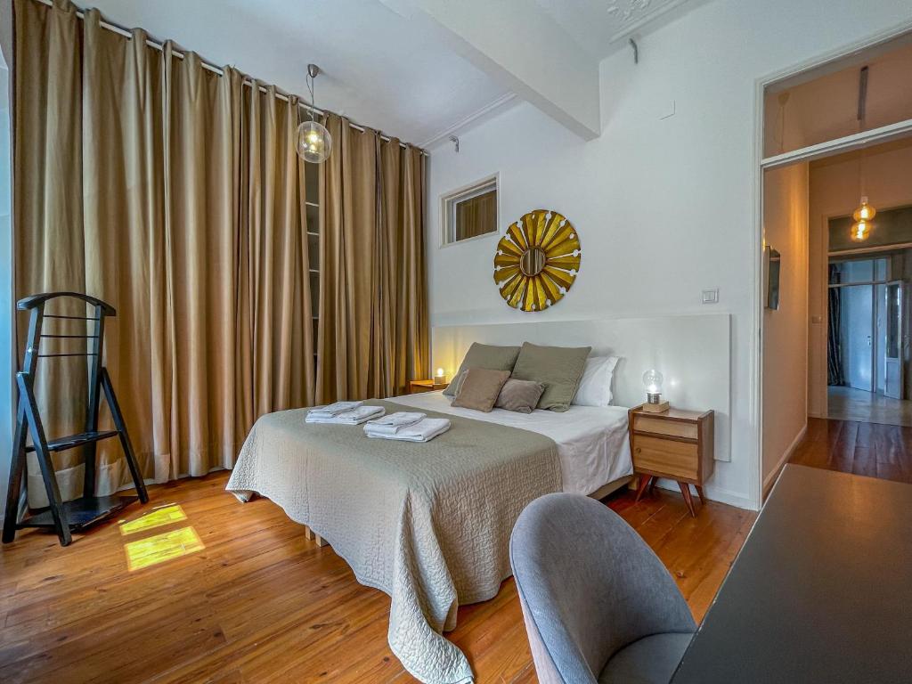 里斯本Aqueduct Casa 11的一间卧室配有一张带两把椅子和一张桌子的床。