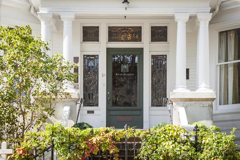 圣约翰斯Ryan Mansion的白色的房子,有绿色的门和柱子