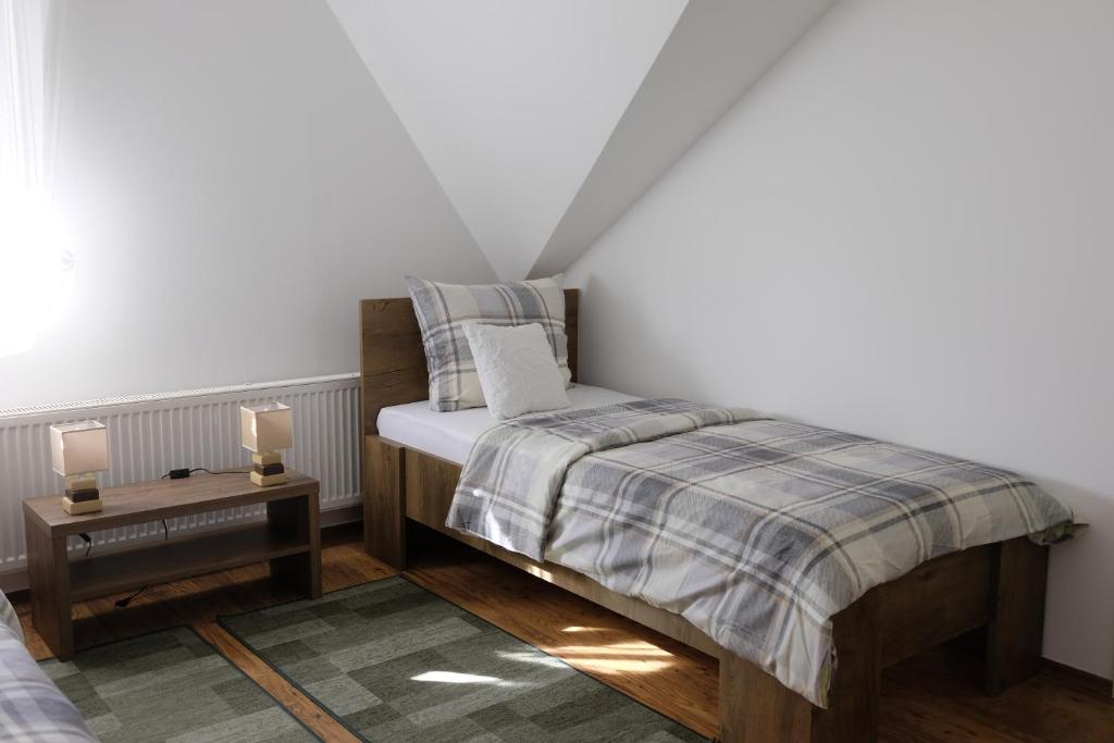 波热加Apartman Sveti Rok的一间卧室配有一张床和一张边桌