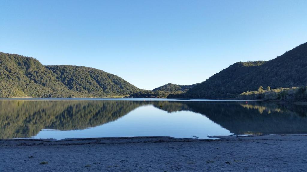 罗托鲁瓦蓝湖TOP10假日公园的享有以山脉为背景的湖泊美景