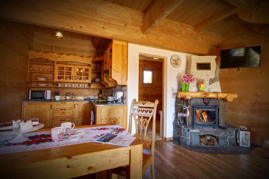 扎科帕内Domki i Apartamenty Krupa Ciche的小屋内的厨房配有桌子和炉灶
