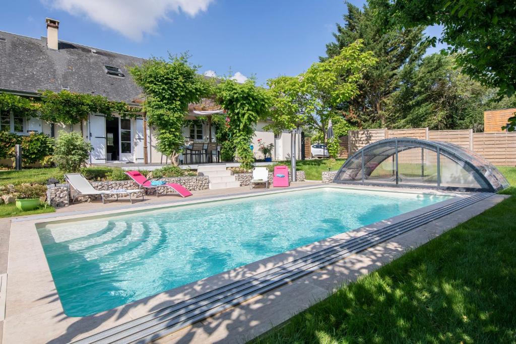 蒙特艾克斯Au Coeur du Bien-Etre, chalet avec piscine chauffée et couverte, SPA, sauna, massages的一座房子的院子内的游泳池