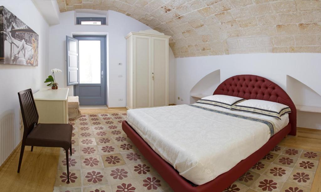 莫诺波利Don Pedro di Toledo的一间卧室配有一张大床和一把椅子