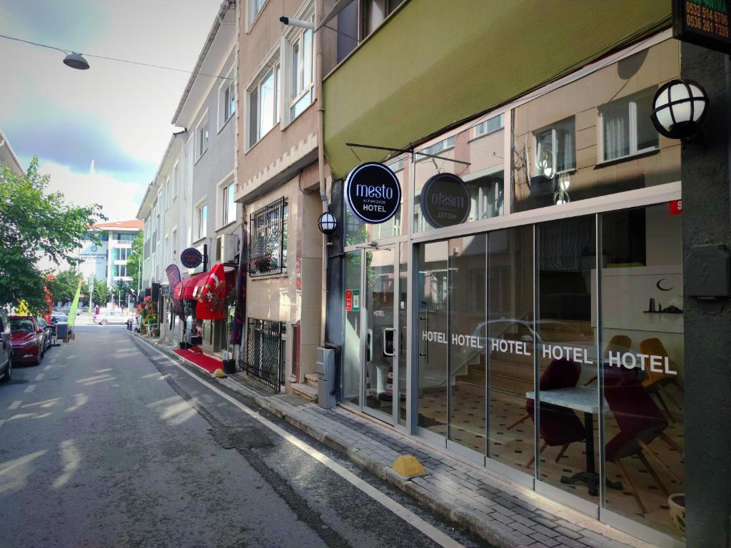 伊斯坦布尔Olen Altunizade Hotel的一条空的街道,前面有一堆商店