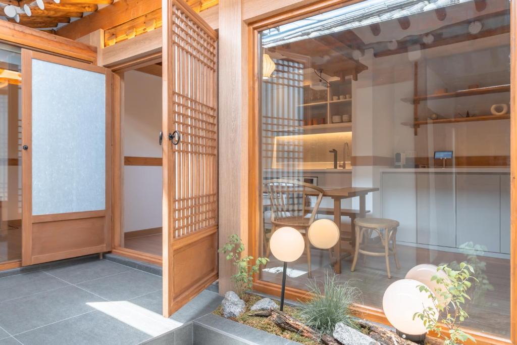 首尔Luxury hanok with private bathtub - SW10的客房设有带桌椅的庭院。