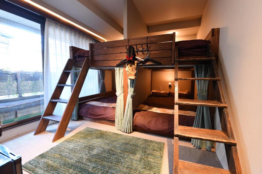 东京Hotel Tokyo Hub - Vacation STAY 27674v的带两张双层床的客房中的一张双层床