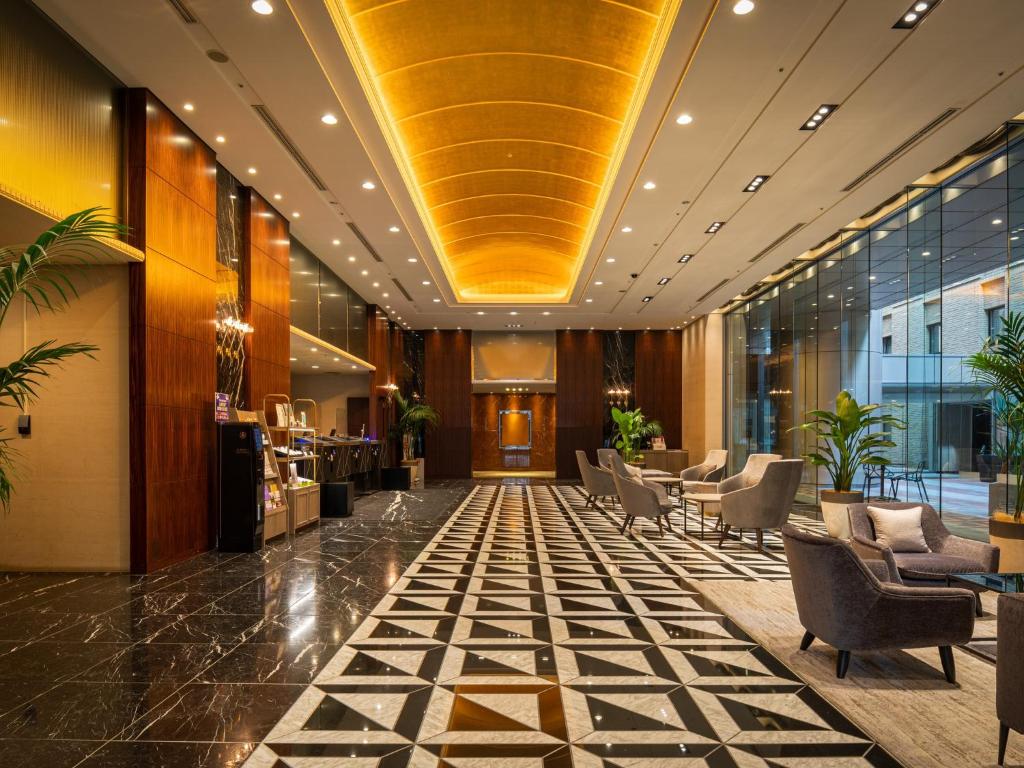 东京Hotel Villa Fontaine Grand Tokyo-Roppongi的大堂,设有桌椅