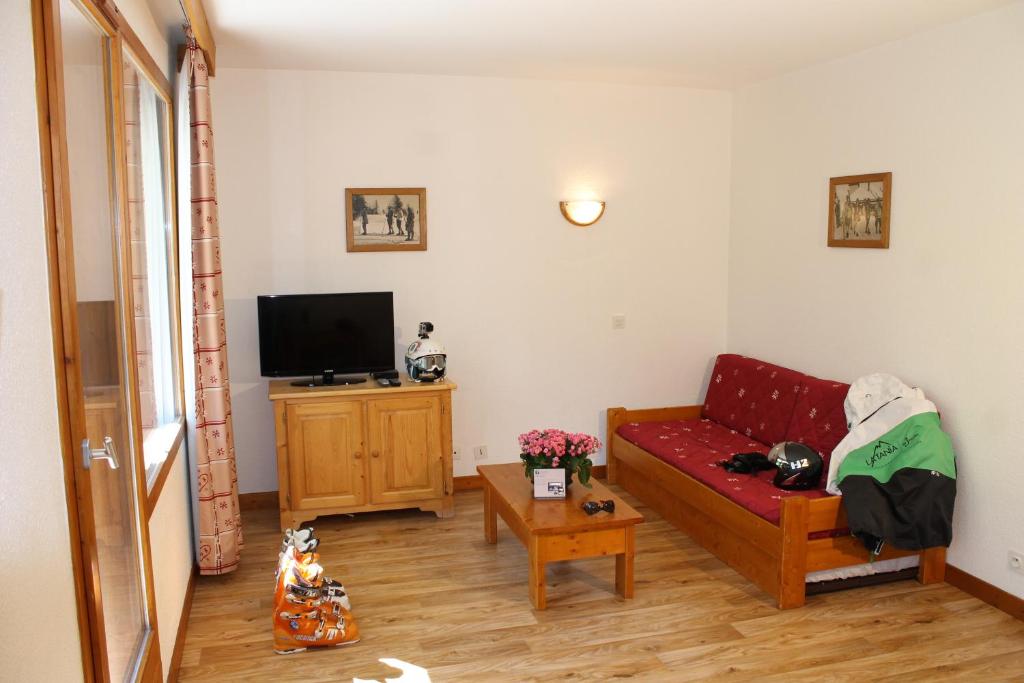 拉塔尼亚萨博亚克莱斯布兰奇公寓的客厅配有红色沙发和电视
