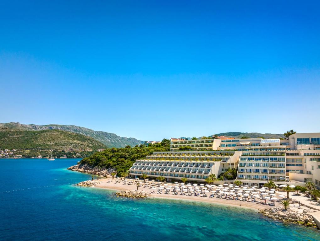 杜布罗夫尼克Dubrovnik President Valamar Collection Hotel的海滩上的度假村的空中景观
