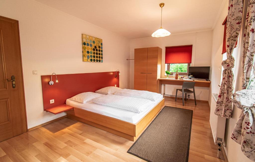 施泰尔格斯普客酒店的一间卧室配有一张床和一张书桌