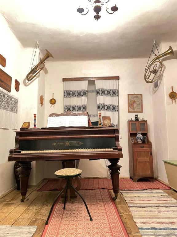 SaschizSaschiz 175 GuestHouse的一张钢琴,房间配有桌子和镜子