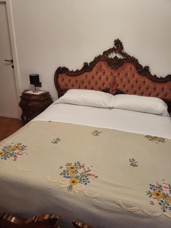 罗卡圣焦万尼Casa giovanna的一间卧室配有一张带花卉床罩的床