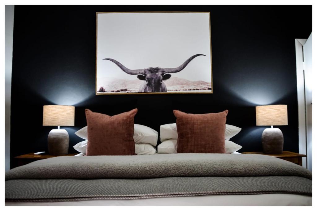 博福特西@Mango's的一间卧室,卧室里配有一张带公牛照片的床