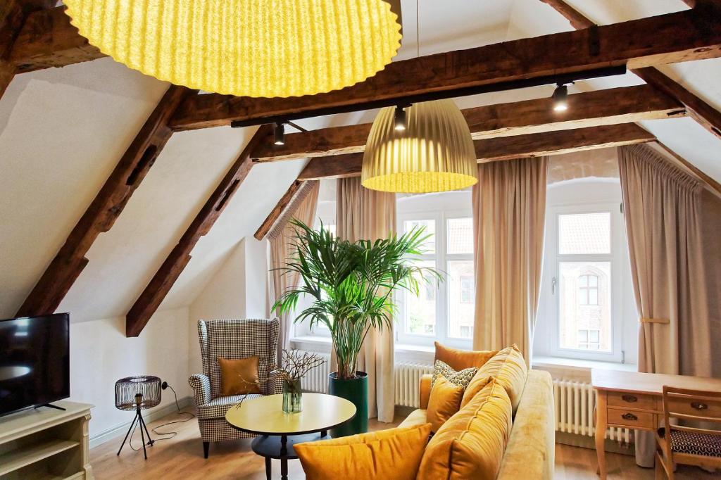 托伦Apartamenty pocztowe的客厅配有黄色的沙发和桌子