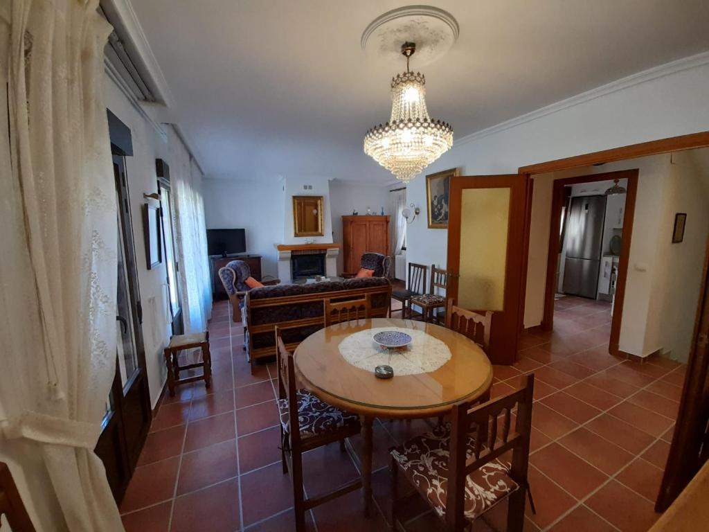 埃尔阿雷纳尔La casa del puerto的用餐室以及带桌椅的起居室。