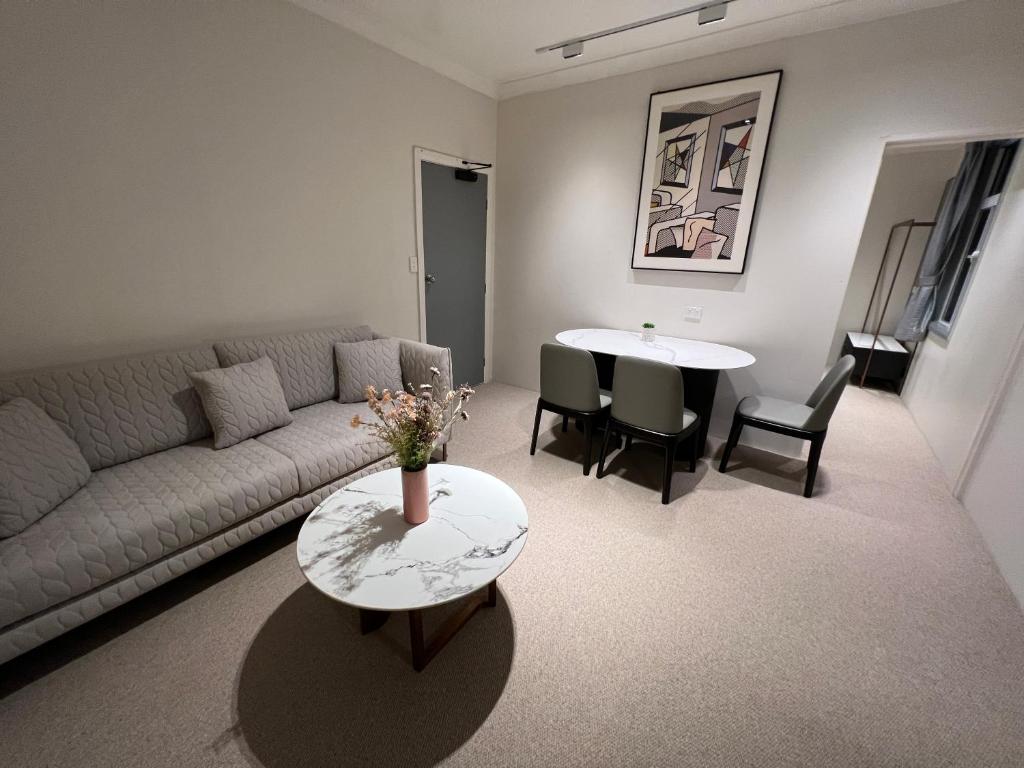 利斯莫尔利斯莫尔市汽车旅馆的客厅配有沙发和桌子