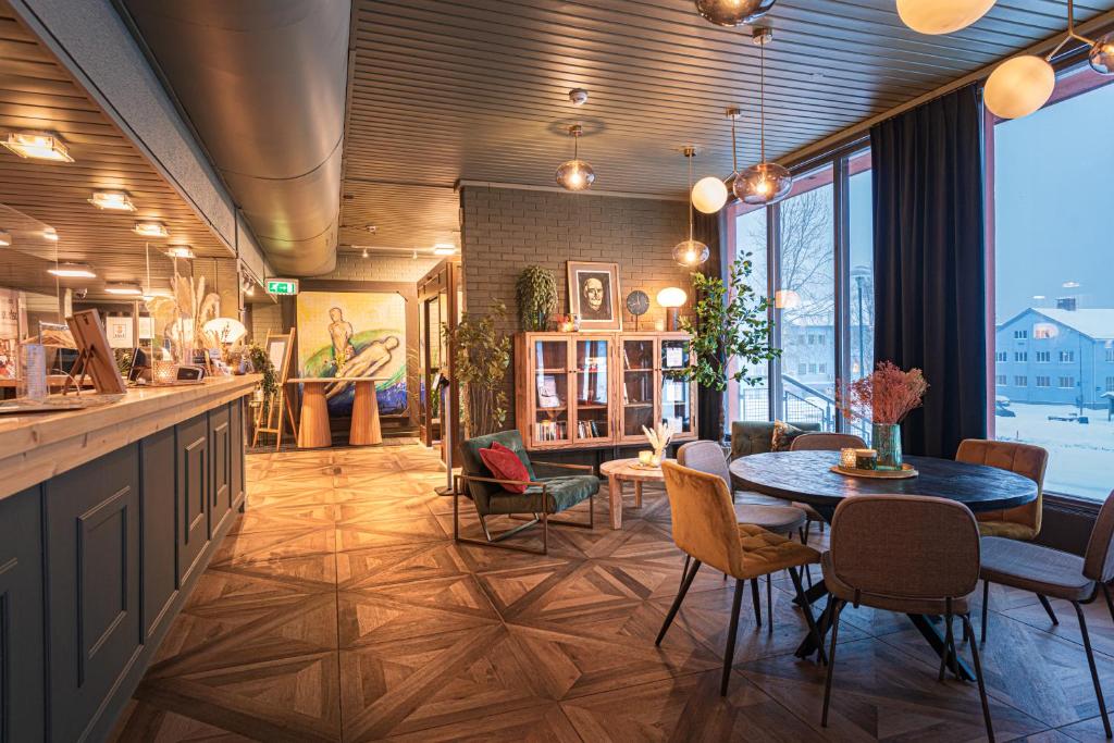 苏特兰Thon Partner Hotel Sortland的餐厅设有酒吧、桌子和椅子