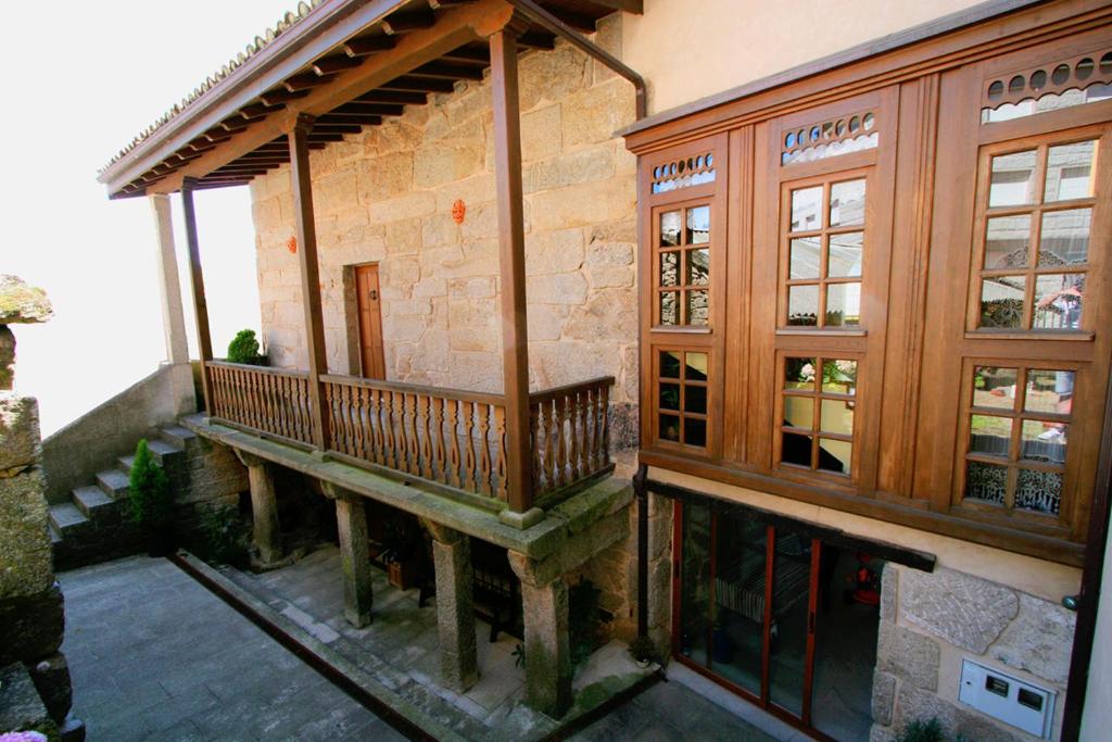 CeaCasa Mañoso的一侧带阳台的建筑