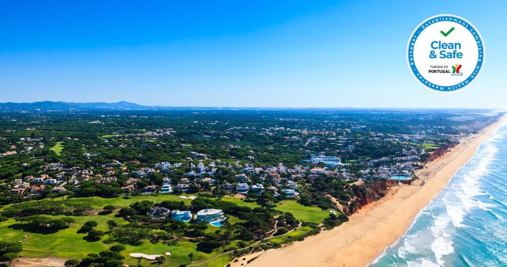 韦尔都勒博瓦尔度罗保度假酒店 的享有海滩空中景致,配有海洋安全标志