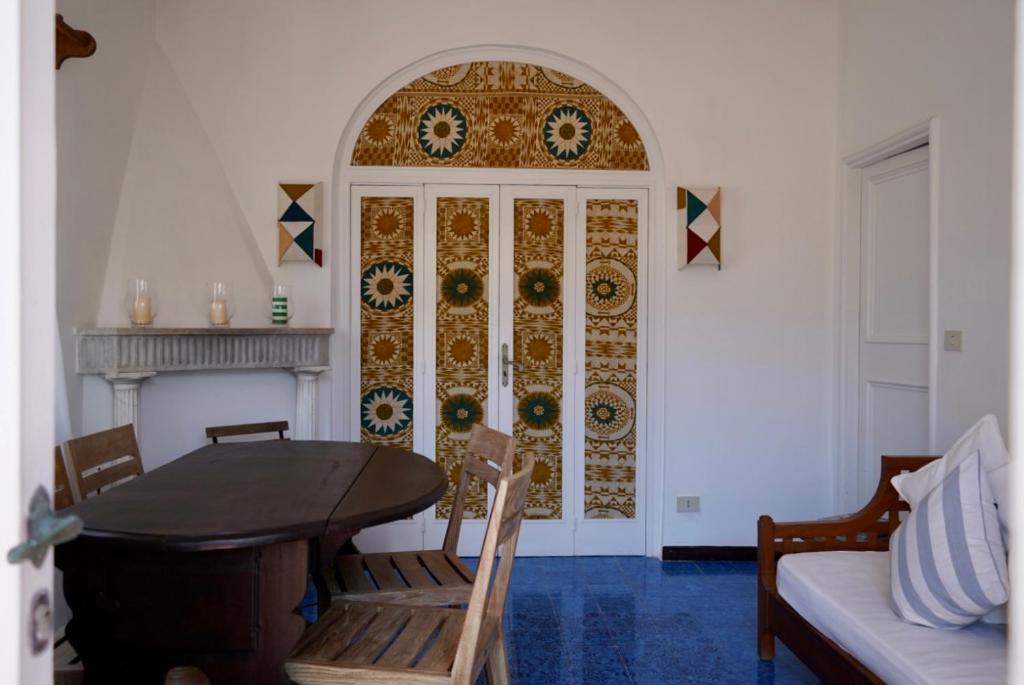 卡普里Two bedrooms Capri style home near Piazzetta的一间带桌子和门的用餐室