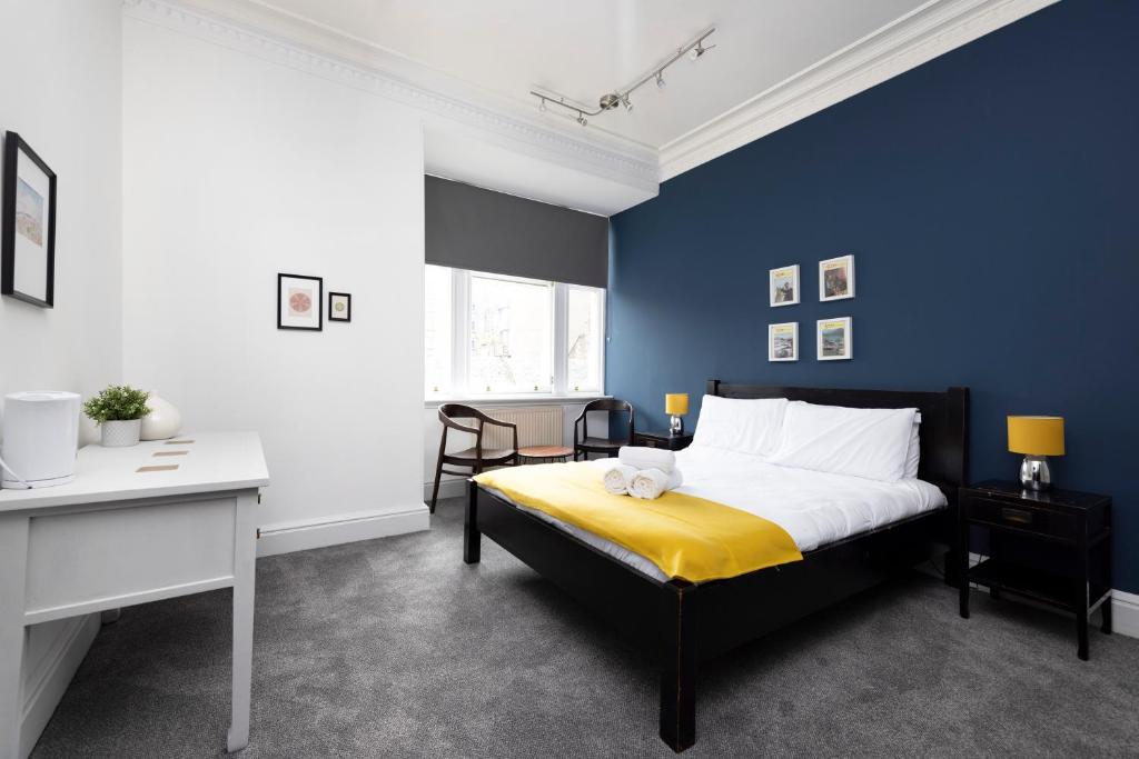 爱丁堡ALTIDO Haymarket的一间卧室设有一张床和蓝色的墙壁