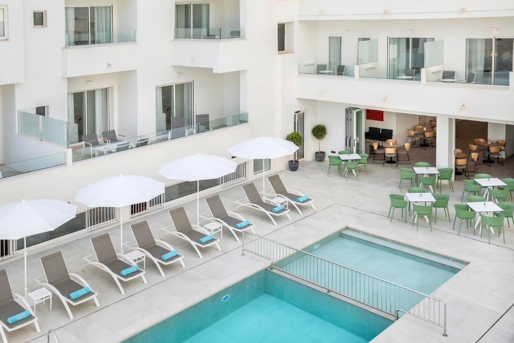克里斯托港Aparthotel Marina Drach的享有酒店游泳池和庭院的顶部景色