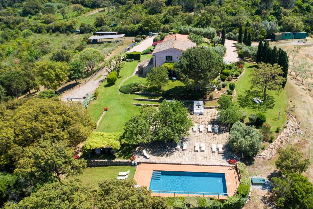 波尔图·埃尔科莱瑞拉斯拉莫尔泰拉乡村酒店的享有带游泳池的庄园的空中景致