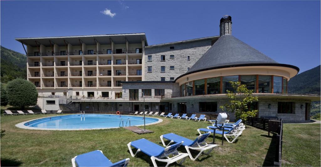维耶拉维耶拉旅馆的一座带椅子的酒店、一座游泳池和一座建筑