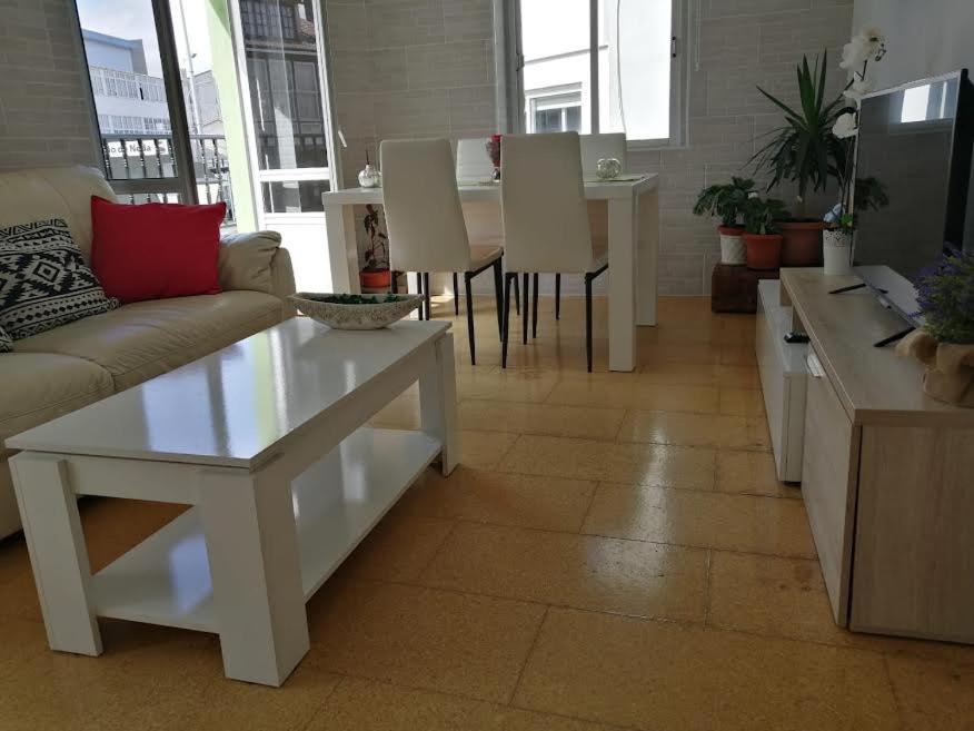 NedaSobre la villa 12的客厅配有沙发和桌子