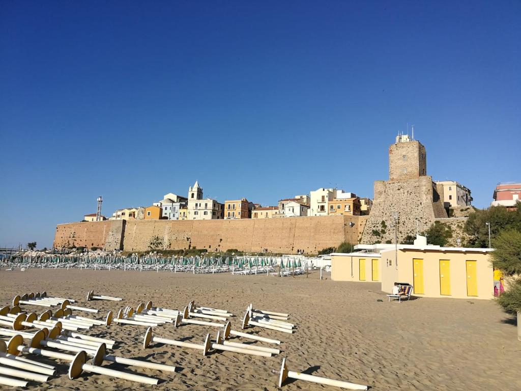 泰尔莫利Azzurro come il Mare的一个带躺椅和城堡的海滩