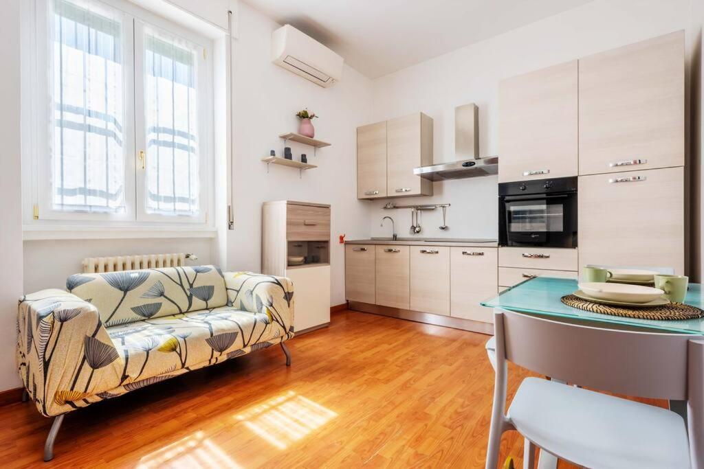 米兰Cozy apartament in Piazza 5 Giornate by Easylife的客厅配有沙发和桌子