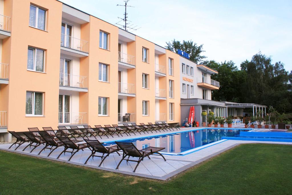 BankaHotel KOREKT的游泳池旁的酒店拥有椅子