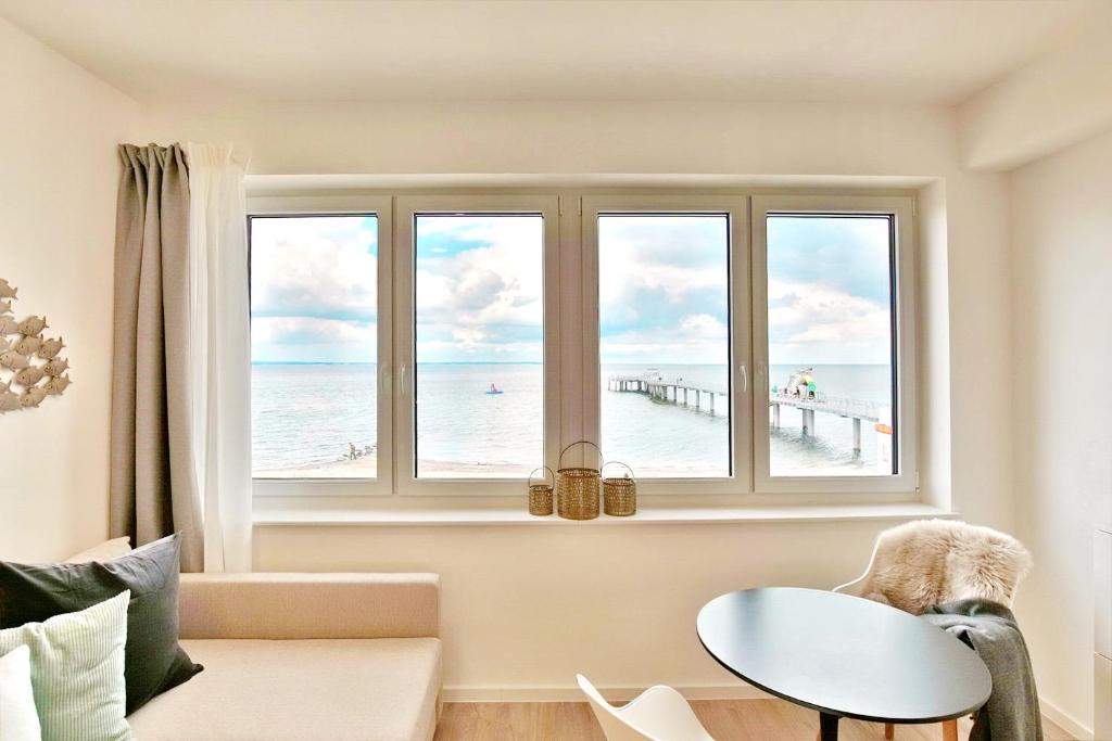宁多夫Strandperle Ostsee Suite 4的客厅设有可欣赏海滩美景的窗户。