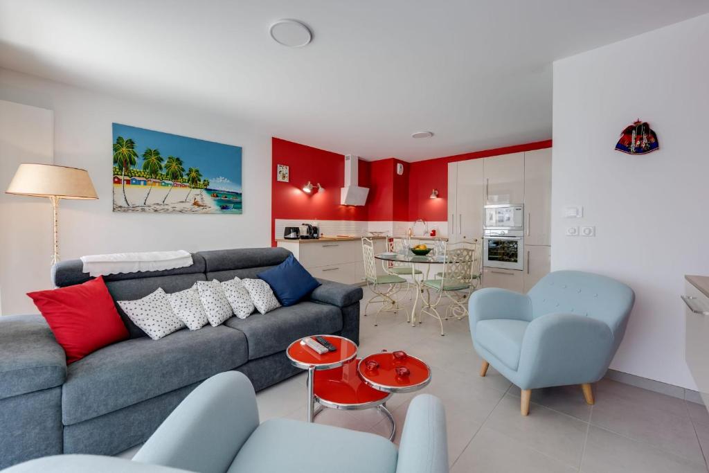 安锡Emergence - Apartment 1 bedroom 2-4 pers Garage and Terrace的一间带蓝色沙发的客厅和一间厨房