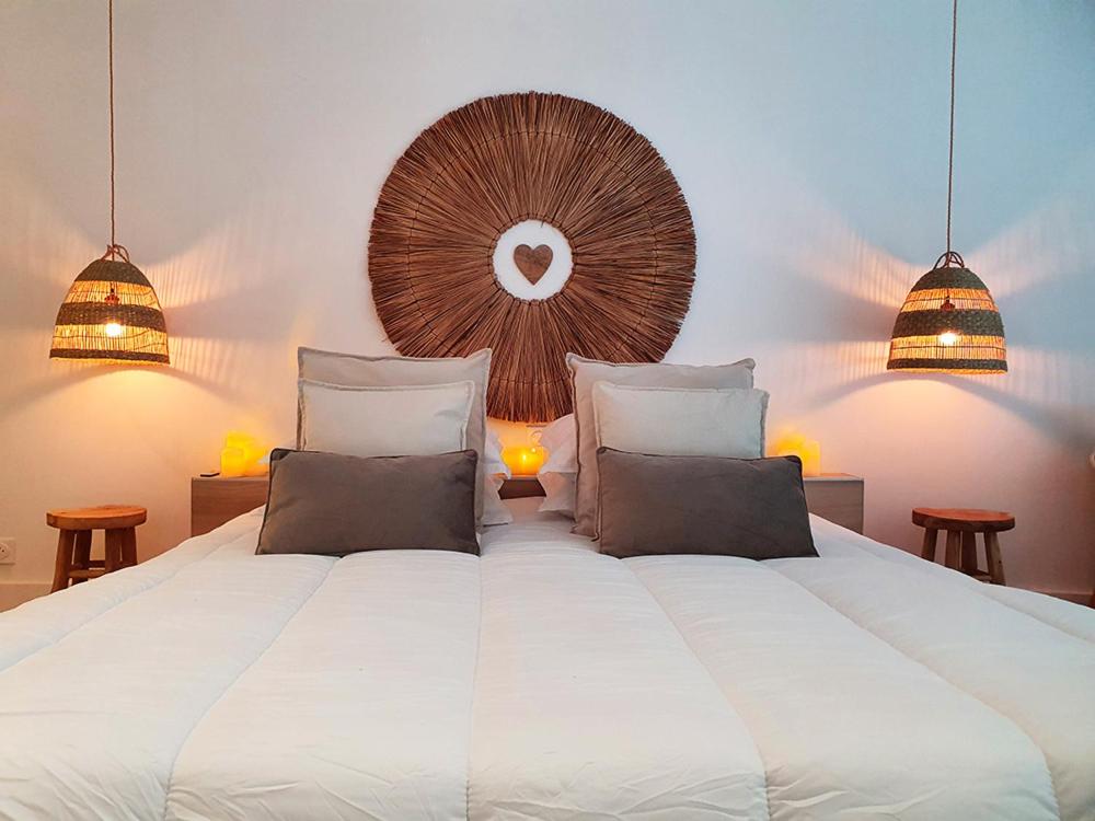尼姆Suite 6的卧室配有一张带两个灯的大白色床