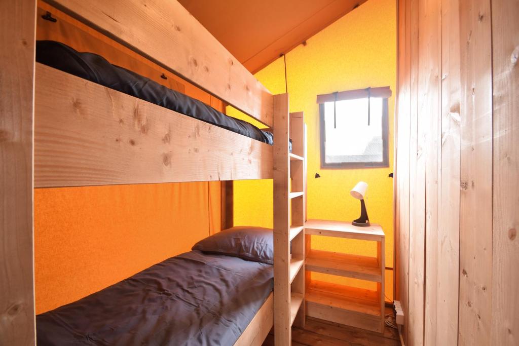 米泽德沃兹Baza Maciejòwka的一间小卧室,配有双层床和窗户